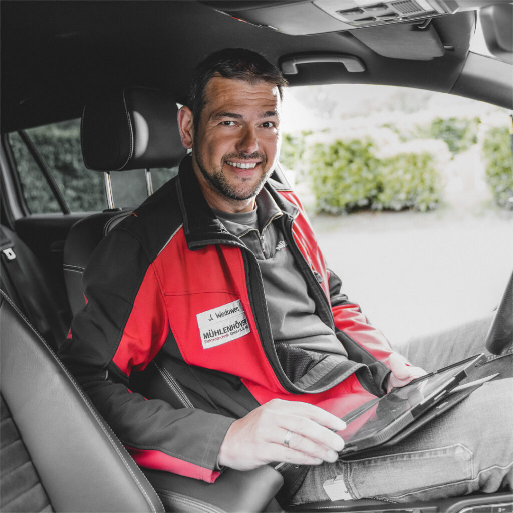 Bild von einem Mann, der im Auto sitzt